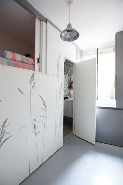 Tiny-Apartment-in-Paris-bathroom-door