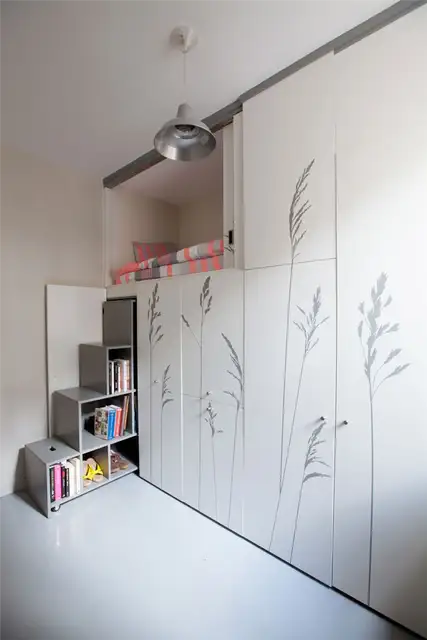 Tiny-Apartment-in-Paris лестница-книжный шкаф