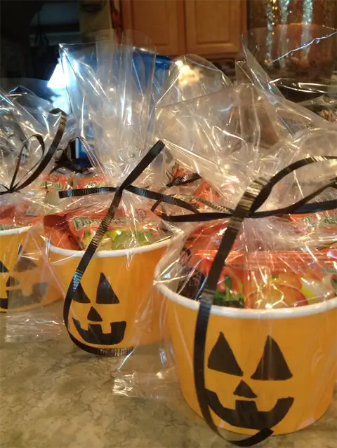 Halloween-guest-treat