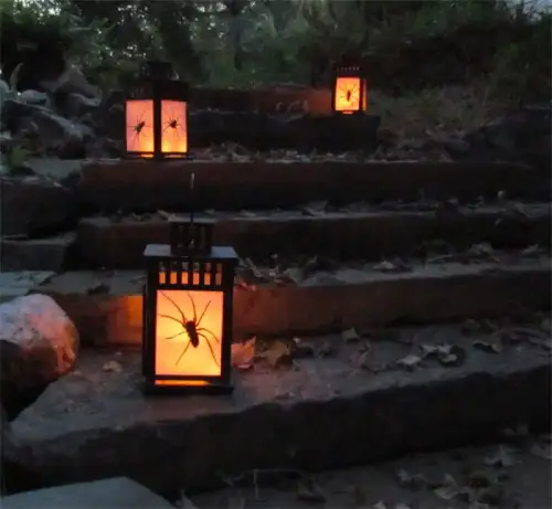 diy-outdoor-halloween-lanterns-with-spiders-inside-500x461