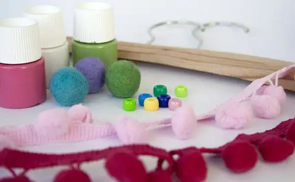 diy-colorful-hangers-for-kids
