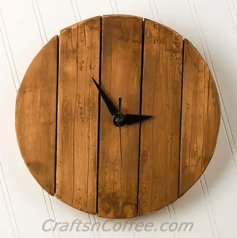 Деревенские часы из деревянных поддонов diy