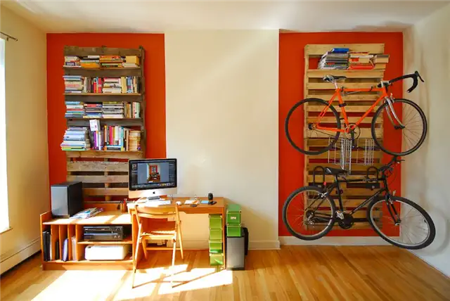 diy-shippingПеревозка поддонов для хранения книг и велосипедов-pallet-bookshelf-and-bike-rack