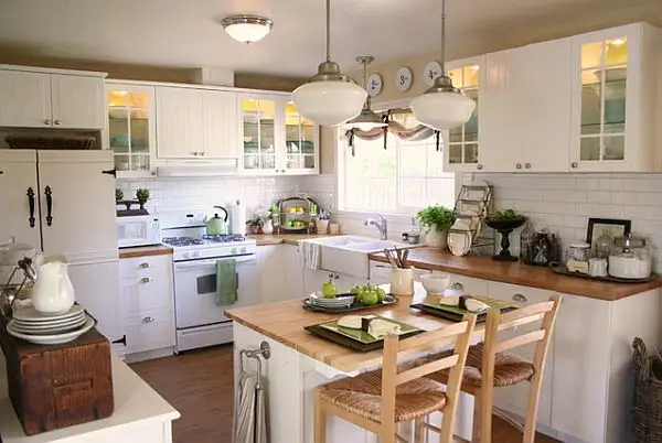Маленькая кухня с мебелью L-образной формы