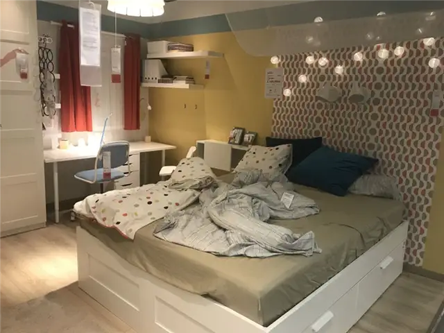 Красочное хранилище в спальне над кроватью - дизайн икеа