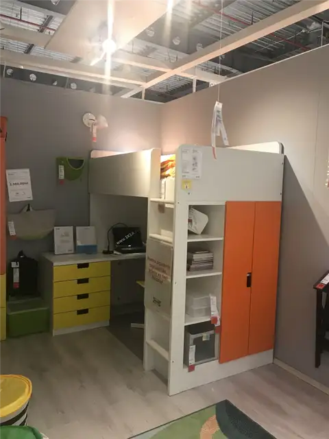 Кровать-чердак с письменным столом под ней от IKEA