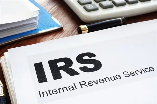 Документы и папка IRS Внутренняя налоговая служба.