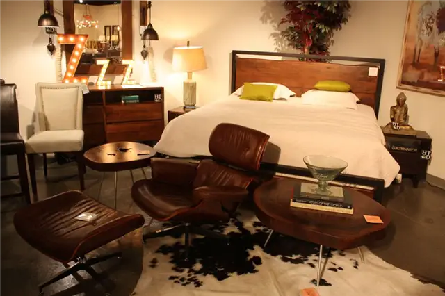 Удобное место для отдыха в спальне - кресло-шезлонг eames