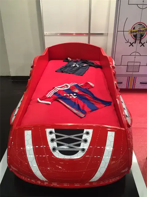 Кровать с красным гоночным автомобилем