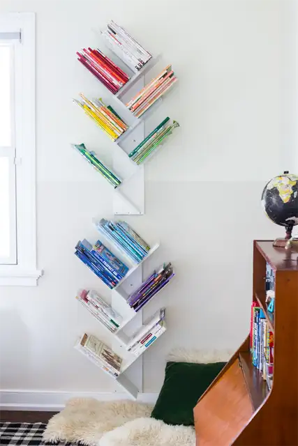 Подвесная книжная полка в виде дерева