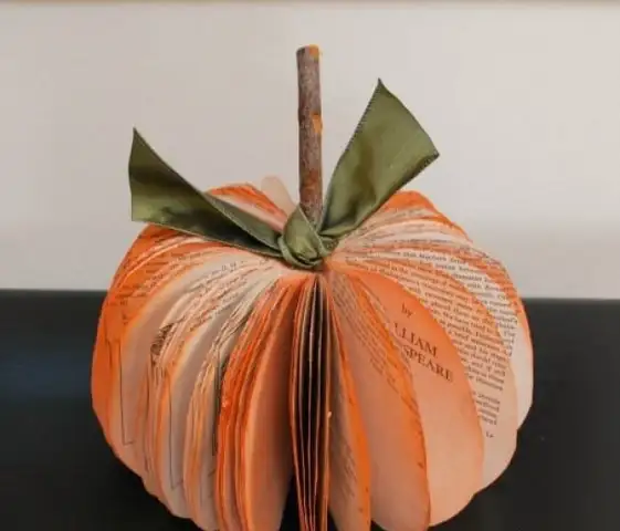 Осеннее украшение DIY (своими руками) из тыквы на основе книжных страниц