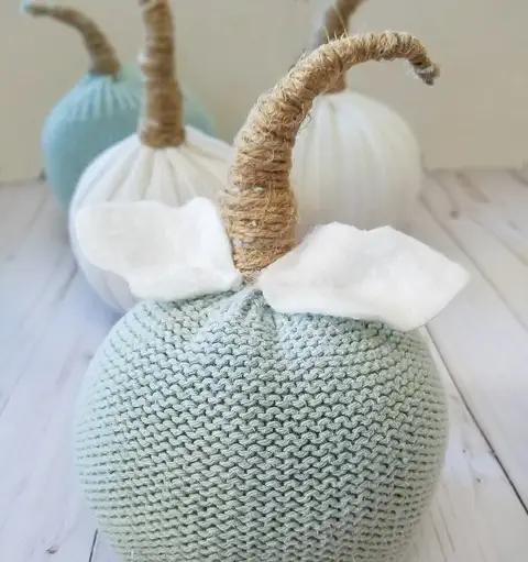 DIY (своими руками) Тыквы из рукавов свитера