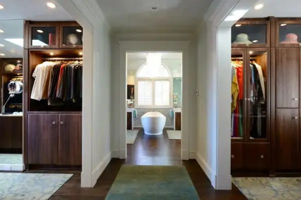 шкаф-гардероб, разделенный для нее и для него