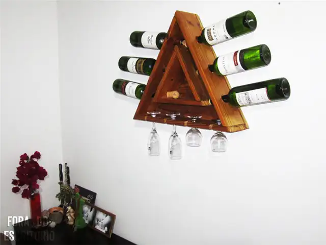 Треугольный стеллаж для хранения вина