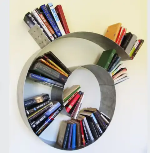Превосходный спиральный настенный книжный шкаф