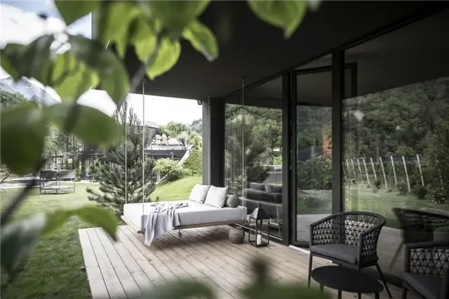 Apfelhotel Torgglerhof в Италии по проекту noa network of architecture - подвесная кровать на крыльце