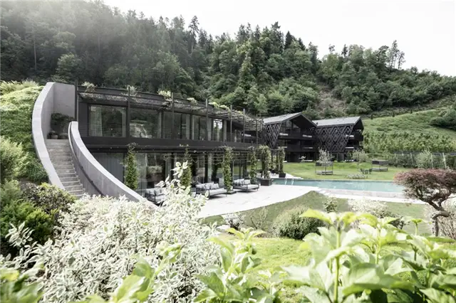 Apfelhotel Torgglerhof в Италии по проекту noa network of architecture - лестница