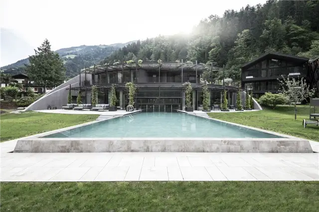 Apfelhotel Torgglerhof в Италии по проекту noa network of architecture - бассейн