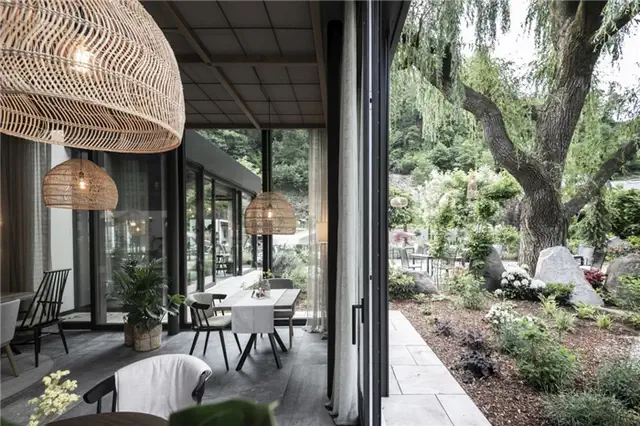 Apfelhotel Torgglerhof в Италии по проекту noa network of architecture - двери