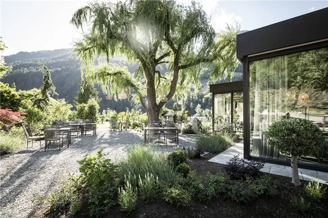 Apfelhotel Torgglerhof в Италии по проекту noa network of architecture - сидение на заднем дворе
