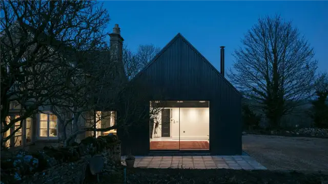 гофрированная металлическая пристройка eastabrook architects вид спереди