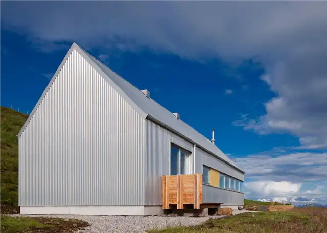 Вид сзади на дом Tinhouse by Rural Design