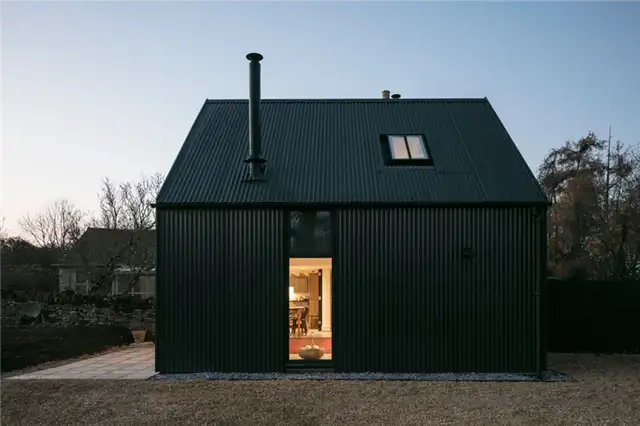 гофрированная металлическая пристройка eastabrook architects вид сбоку