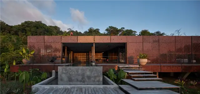 Дом Atelier Costa Rica с зеленой крышей от Formafatal - перфорированный фасад