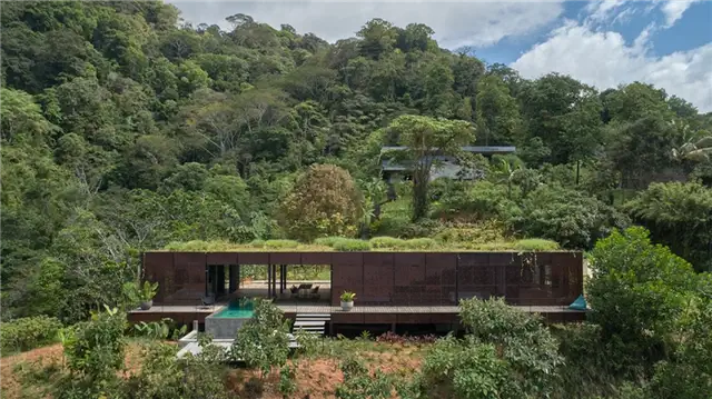 Дом Atelier Costa Rica с зеленой крышей от Formafatal - бассейн