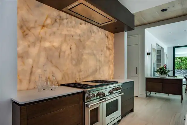 Современный дом во Флориде от Michael Wenrich Architects - мраморная кухня