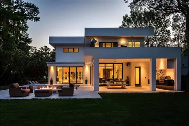 Современный дом во Флориде от Michael Wenrich Architects - патио и камин