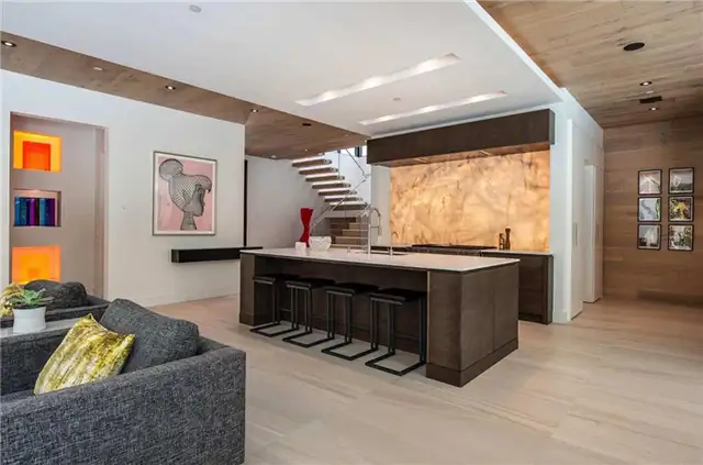 Современный дом во Флориде от Michael Wenrich Architects - барные стулья для кухни