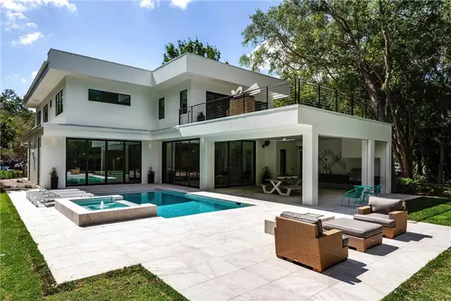 Современный дом во Флориде от Michael Wenrich Architects - бассейн во внутреннем дворике
