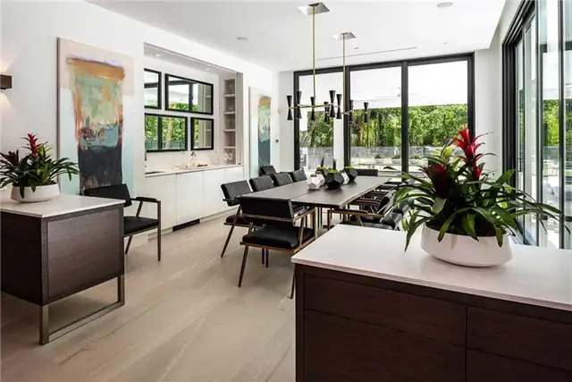 Современный дом во Флориде от Michael Wenrich Architects - столовая