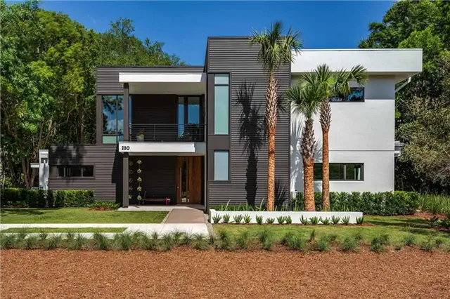 Современный дом во Флориде от Michael Wenrich Architects - патио и камин