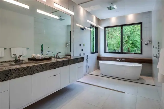 Современный дом во Флориде от Michael Wenrich Architects - ванная комната хозяина