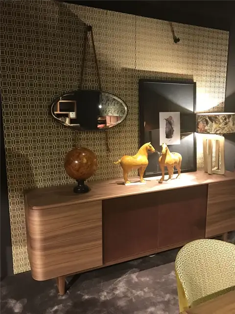Подвесное настенное зеркало с кожаными ремнями