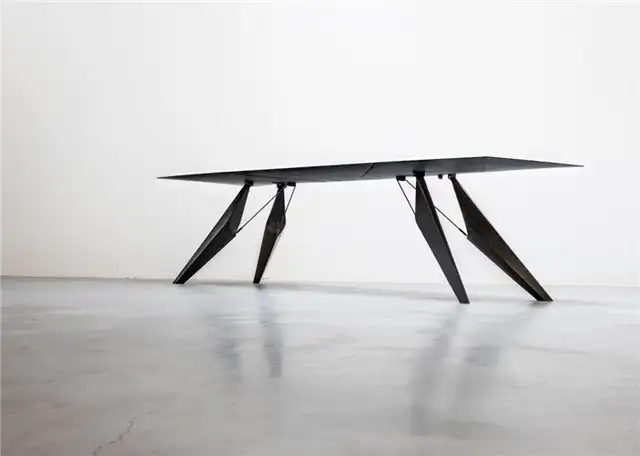 Стол Designers Kram-Weisshaar со скрытой технологической плитой
