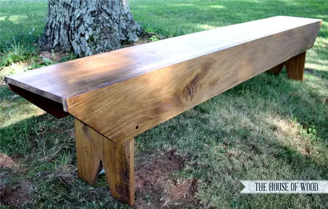Мягкая деревянная скамейка на открытом воздухе diy