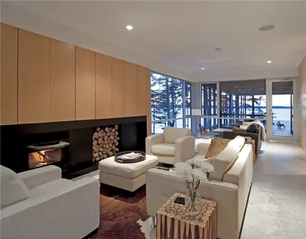 Canada Bridge House от Mackay-Lyons Sweetapple Architects - камин