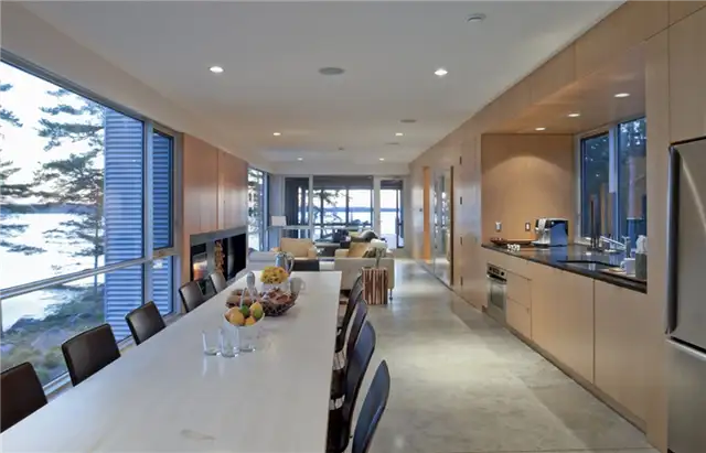 Canada Bridge House by Mackay-Lyons Sweetapple Architects - длинная комната