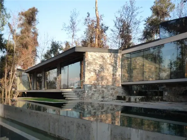 Дом в Ло Курро - Schmidt Arquitectos Asociados - скальный фасад