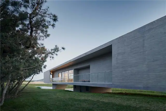Бетонный дом Swan Lake Bridge House Китай