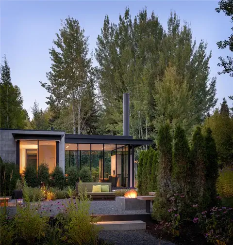 Современный индустриальный дом Stirrup House от Olson Kundig - камин на открытом воздухе