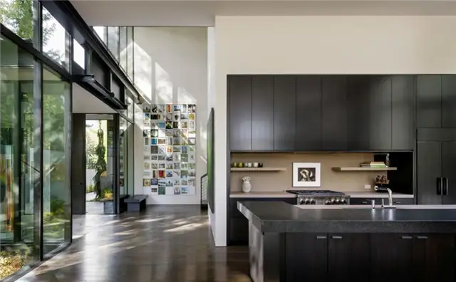 Современный индустриальный дом Stirrup House от Olson Kundig - черные кухонные шкафы