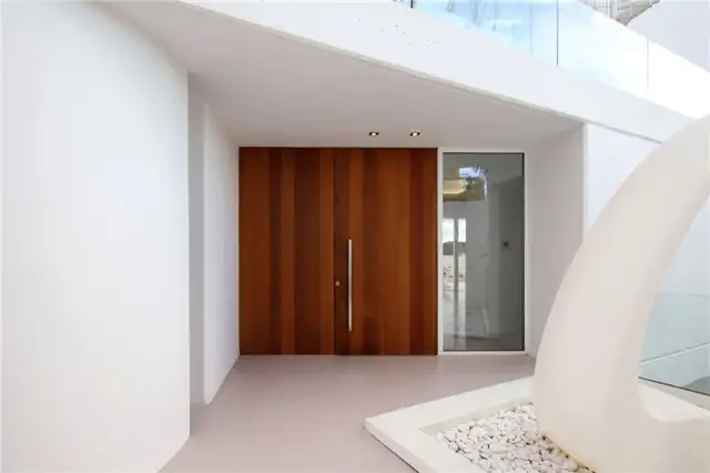 Впечатляющий дом в Испании от Perretta Arquitectura - большая входная дверь