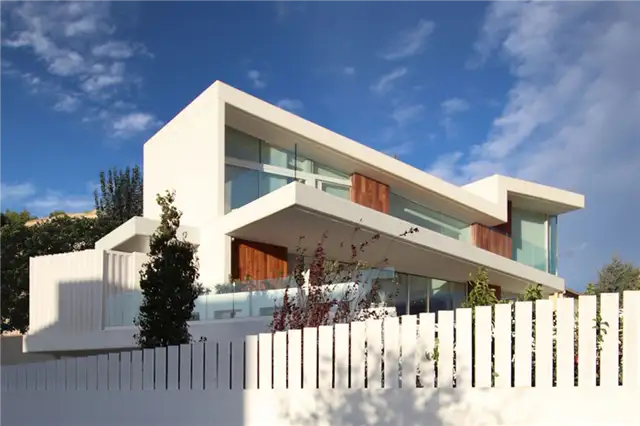 Впечатляющий дом в Испании от Perretta Arquitectura - белый забор