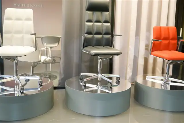 Белые черные и оранжевые офисные кресла Walter Knoll