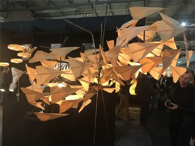 Лампа с бумажными самолетиками от датского дизайнера Tom Rossau на Salone del mobile 2017 в Euroluce