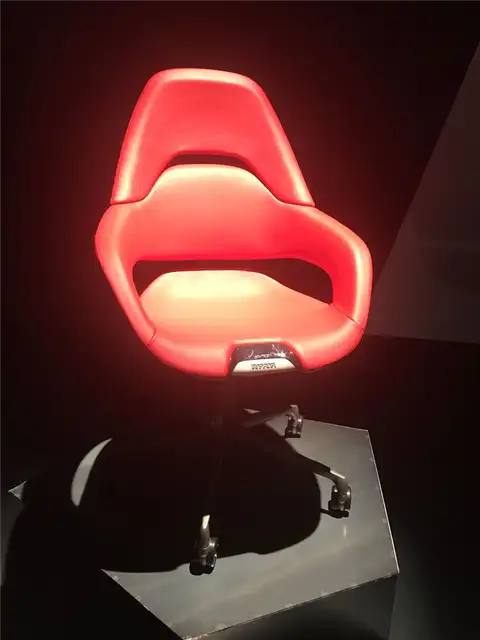 Красный Poltrona Frau и Ferrari Design Centre на Salone Del Mobile 2017